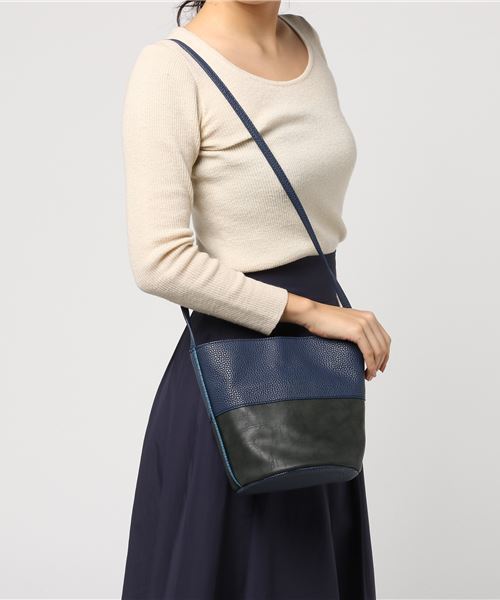 AZUL by moussy（アズールバイマウジー）の「配色ショルダーバッグ（ショルダーバッグ・レディース・ブラック系その他/ダークネイビー・FREE）」の4枚目の写真