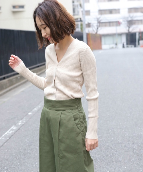 laboratory work（ラボラトリーワーク）の「Vネックリブカーディガン（カーディガン/ボレロ・レディース・オフホワイト/ベージュ/ネイビー/ラベンダー・MEDIUM）」の3枚目の写真