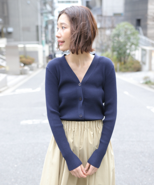 laboratory work（ラボラトリーワーク）の「Vネックリブカーディガン（カーディガン/ボレロ・レディース・オフホワイト/ベージュ/ネイビー/ラベンダー・MEDIUM）」の4枚目の写真