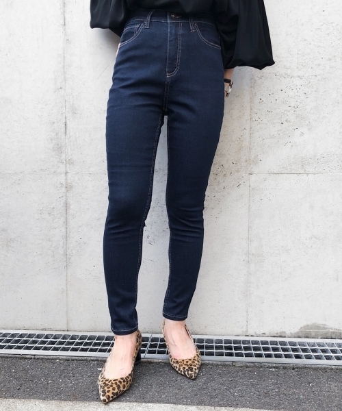 PAGEBOY（ページボーイ）の「デニムスキニーパンツ（デニムパンツ・レディース・サックスブルー/インディゴブルー・SMALL/MEDIUM/LARGE）」の2枚目の写真