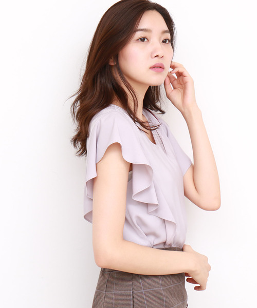 N.(N. Natural Beauty Basic)(エヌエヌナチュラルビューティーベーシック)の「◆フレアスリーブVネックブラウス(シャツ/ブラウス・レディース・ネイビー/ブラウン/グレー・MEDIUM)」の2枚目の写真