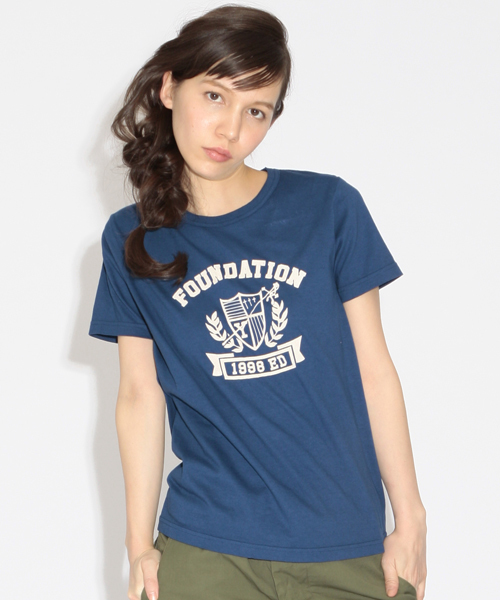 BEAMS BOY（ビームスボーイ）の「BEAMS BOY / カレッジプリント Tシャツ（Tシャツ/カットソー・レディース・ホワイト/チャコールグレー/ネイビー・ONE SIZE）」の3枚目の写真