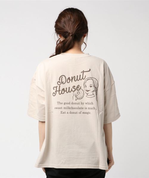 classicalelf（クラシカルエルフ）の「ドーナツ＆ガールのプリントTシャツ（半袖）（Tシャツ/カットソー・レディース・ブラック/ベージュ/オフホワイト/ピンク/モカ・MEDIUM/LARGE）」の9枚目の写真