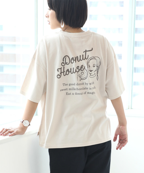 classicalelf（クラシカルエルフ）の「ドーナツ＆ガールのプリントTシャツ（半袖）（Tシャツ/カットソー・レディース・ブラック/ベージュ/オフホワイト/ピンク/モカ・MEDIUM/LARGE）」の4枚目の写真
