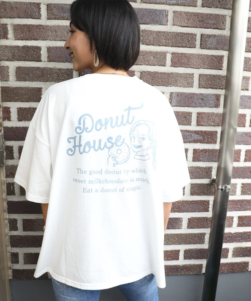 classicalelf（クラシカルエルフ）の「ドーナツ＆ガールのプリントTシャツ（半袖）（Tシャツ/カットソー・レディース・ブラック/ベージュ/オフホワイト/ピンク/モカ・MEDIUM/LARGE）」の2枚目の写真