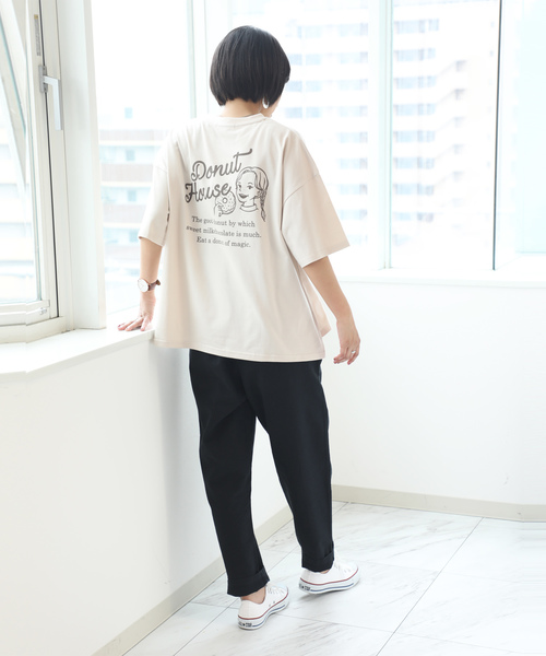 classicalelf（クラシカルエルフ）の「ドーナツ＆ガールのプリントTシャツ（半袖）（Tシャツ/カットソー・レディース・ブラック/ベージュ/オフホワイト/ピンク/モカ・MEDIUM/LARGE）」の18枚目の写真