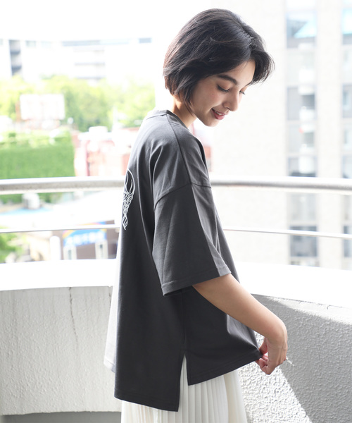 classicalelf（クラシカルエルフ）の「ドーナツ＆ガールのプリントTシャツ（半袖）（Tシャツ/カットソー・レディース・ブラック/ベージュ/オフホワイト/ピンク/モカ・MEDIUM/LARGE）」の11枚目の写真