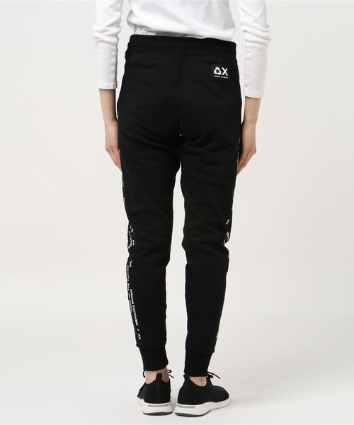 ARMANI EXCHANGE(アルマーニエクスチェンジ)の「【A|Xアルマーニ エクスチェンジ】リサイクルコットン サイドロゴ スウェットジョガーパンツ(スウェットパンツ・レディース・ホワイト/ブラック/コーラル・SMALL/X-SMALL/MEDIUM/LARGE)」の5枚目の写真