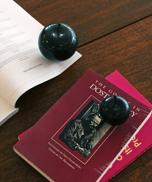 bpr BEAMS（ビーピーアール ビームス ）の「DETAIL INC. / Marble Apple Large（インテリア雑貨・メンズ・レッド/ブラック・ONE SIZE）」の4枚目の写真