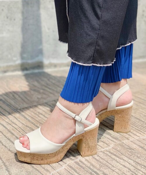 ESPERANZA（エスペランサ）の「◆スクエアトゥコルクプラットフォームサンダル（サンダル・レディース・アイボリー/ブラック/イエロー/ベージュ・M/S/L/LL）」の2枚目の写真