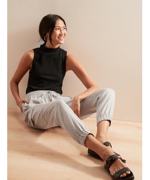 BANANA REPUBLIC FACTORY STORE（バナナリパブリック ファクトリーストア）の「【BANANA REPUBLIC FACTORY STORE】リネンカーゴジョガー（カーゴパンツ・レディース・ライトグレー/その他/カーキ・S/M/XS/L）」の2枚目の写真