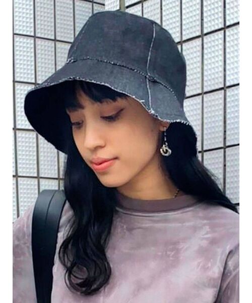 EMODA（エモダ）の「クラッシュデニムバケットハット（ハット・レディース・ホワイト/ブラック・FREE）」の2枚目の写真