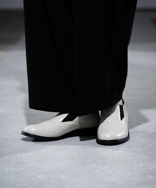 CASPER JOHN（キャスパージョン）の「Enamel Leather Side Gore Short Boots/エナメルレザーサイドゴアショートブーツ（ブーツ・メンズ・ブラック/アイボリー・LARGE/SMALL/MEDIUM）」の8枚目の写真