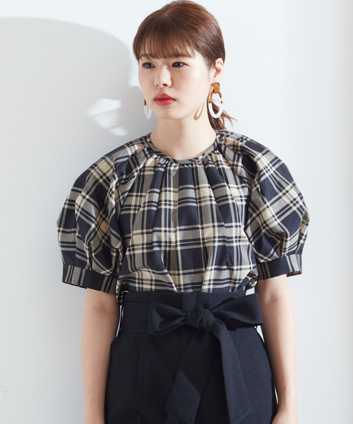 Tiara(ティアラ)の「タックボリュームスリーブブラウス(シャツ/ブラウス・レディース・ストライプ/チェック/ブラック・FREE)」の3枚目の写真