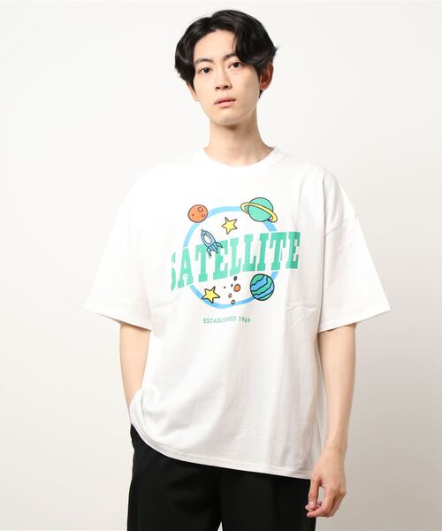 SPINNS(スピンズ)の「【ビッグサイズ】宇宙モチーフロゴTシャツ(Tシャツ/カットソー・メンズ・ホワイト/ブラック/ブルー・ONESIZE)」の5枚目の写真