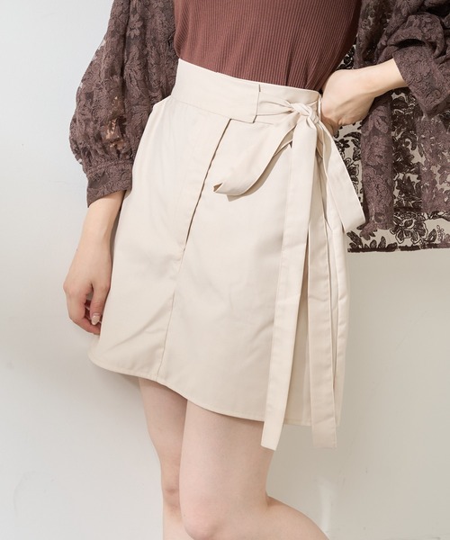 Chico（チコ）の「【SET UP対応】ウエストサイドリボンミニスカート（スカート・レディース・アイボリー/グレー系その他/ブラウン系その他/ブラック/グレー/チェック/ブラウン・FREE）」の2枚目の写真