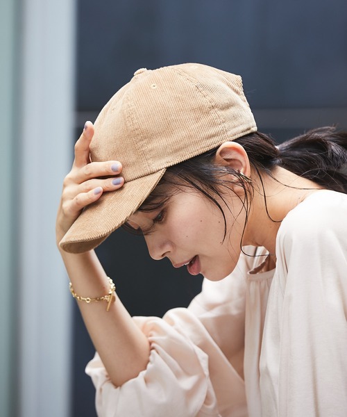 RIVE DROITE(リヴドロワ)の「大人カジュアルコーデにおすすめ コーデュロイキャップ(キャップ・レディース・グレー/キャメル・FREE)」の4枚目の写真