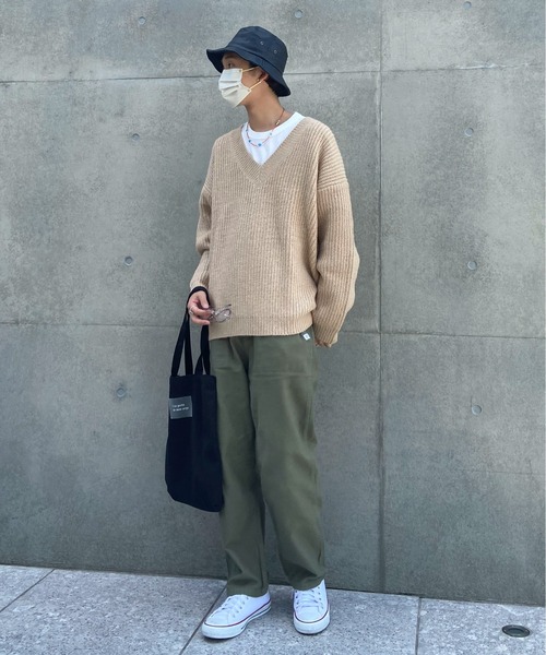 EPIMI E'PIMMY（エピミエピミー）の「《ユニセックス》Vネックオーバーニット（ニット/セーター・レディース・ブラック/ベージュ/オフホワイト/ターコイズブルー/コーラルピンク・MEDIUM）」の13枚目の写真