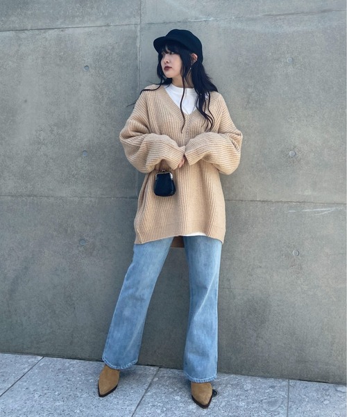 EPIMI E'PIMMY（エピミエピミー）の「《ユニセックス》Vネックオーバーニット（ニット/セーター・レディース・ブラック/ベージュ/オフホワイト/ターコイズブルー/コーラルピンク・MEDIUM）」の17枚目の写真