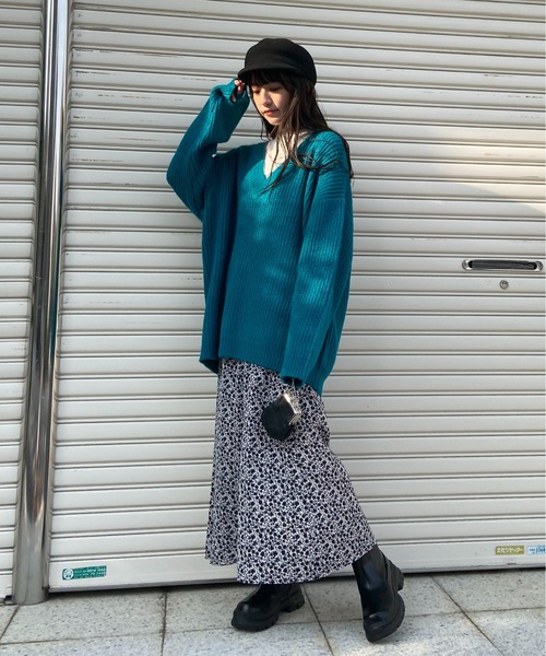 EPIMI E'PIMMY（エピミエピミー）の「《ユニセックス》Vネックオーバーニット（ニット/セーター・レディース・ブラック/ベージュ/オフホワイト/ターコイズブルー/コーラルピンク・MEDIUM）」の9枚目の写真