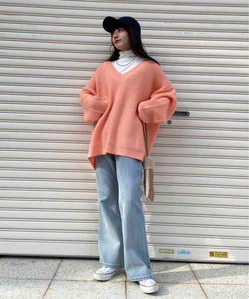 EPIMI E'PIMMY（エピミエピミー）の「《ユニセックス》Vネックオーバーニット（ニット/セーター・レディース・ブラック/ベージュ/オフホワイト/ターコイズブルー/コーラルピンク・MEDIUM）」の18枚目の写真