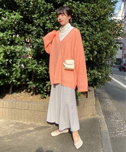 EPIMI E'PIMMY（エピミエピミー）の「《ユニセックス》Vネックオーバーニット（ニット/セーター・レディース・ブラック/ベージュ/オフホワイト/ターコイズブルー/コーラルピンク・MEDIUM）」の14枚目の写真