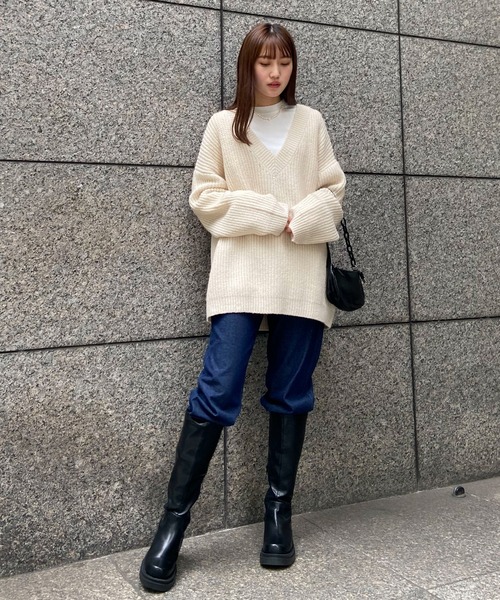 EPIMI E'PIMMY（エピミエピミー）の「《ユニセックス》Vネックオーバーニット（ニット/セーター・レディース・ブラック/ベージュ/オフホワイト/ターコイズブルー/コーラルピンク・MEDIUM）」の8枚目の写真