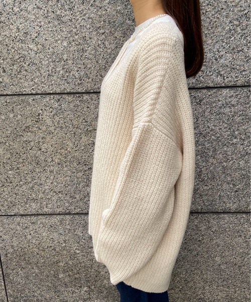 EPIMI E'PIMMY（エピミエピミー）の「《ユニセックス》Vネックオーバーニット（ニット/セーター・レディース・ブラック/ベージュ/オフホワイト/ターコイズブルー/コーラルピンク・MEDIUM）」の16枚目の写真