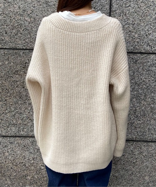 EPIMI E'PIMMY（エピミエピミー）の「《ユニセックス》Vネックオーバーニット（ニット/セーター・レディース・ブラック/ベージュ/オフホワイト/ターコイズブルー/コーラルピンク・MEDIUM）」の10枚目の写真