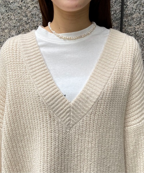 EPIMI E'PIMMY（エピミエピミー）の「《ユニセックス》Vネックオーバーニット（ニット/セーター・レディース・ブラック/ベージュ/オフホワイト/ターコイズブルー/コーラルピンク・MEDIUM）」の21枚目の写真