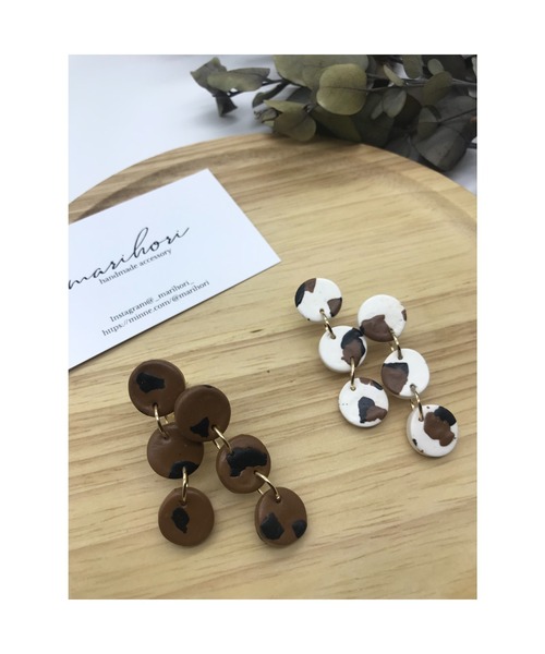 tone(トーン)の「【marihori】ポリマークレイ 3連ダルメシアン(MA)(ピアス(両耳用)・レディース・ホワイト/ブラウン・FREE)」の6枚目の写真