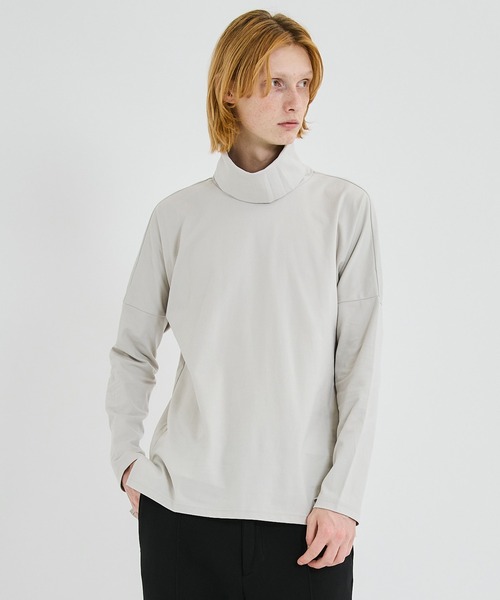 ATTACHMENT(アタッチメント)の「STUDIOUS別注 モクロディスウェードタートルカットソー/EX.mokurodhi suede turtle cutsew(Tシャツ/カットソー・メンズ・ライトグレー/ブラック/オフホワイト/カーキ・1/2)」の2枚目の写真