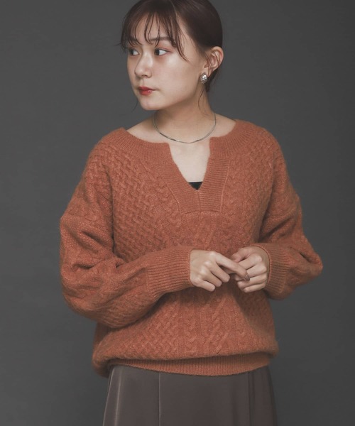 SENSE OF PLACE by URBAN RESEARCH（センスオブプレイスバイアーバンリサーチ）の「ストレッチアルパカキーネックケーブルセーター（ニット/セーター・レディース・ブラウン/ピンクベージュ/アイボリー・ONE）」の4枚目の写真