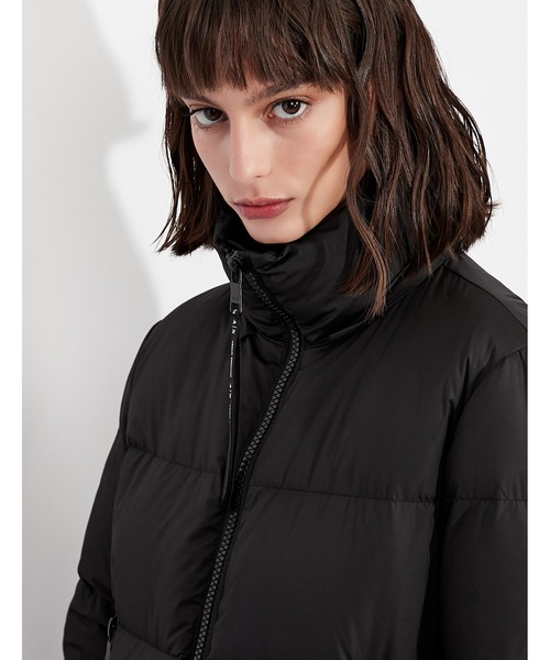 ARMANI EXCHANGE(アルマーニエクスチェンジ)の「【A|X アルマーニ エクスチェンジ】ロング丈ダウンコート フーディ(リサイクルポリエステル)(ダウンジャケット/コート・レディース・ブラック・MEDIUM/X-SMALL/SMALL)」の4枚目の写真