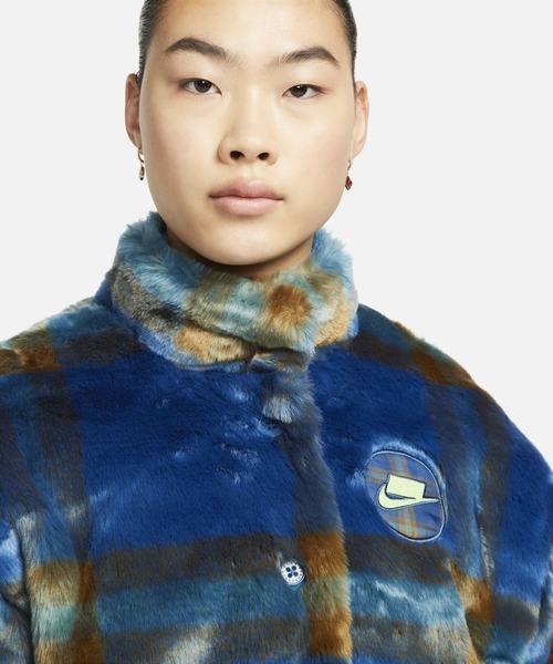 【早い者勝ち！激レア】 NIKEフェイクファーブランケット⭐︎毛布⭐︎ライトブルー NIKE（ナイキ）の「ナイキ スポーツウェア ウィメンズ フェイクファー