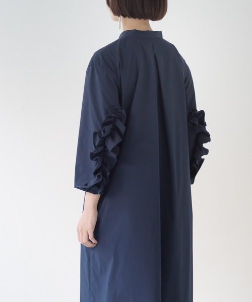 La SRIC(ラスリック)の「La SRIC / 袖バックフリルOP(シャツワンピース・レディース・オフホワイト/ネイビー・38)」の17枚目の写真