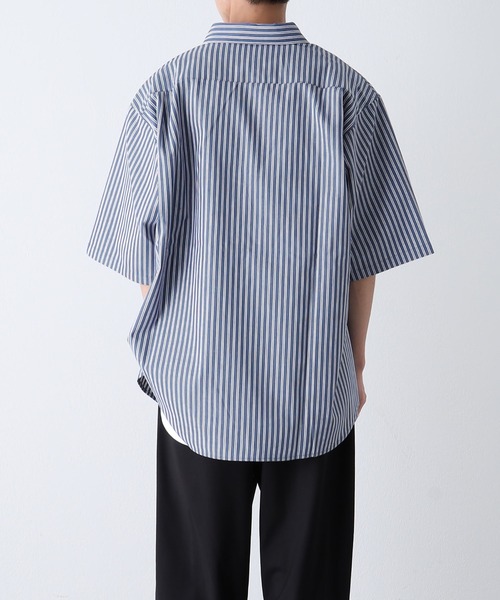 COLONY 2139(コロニートゥーワンスリーナイン)の「ジャガードストライプボタンダウン半袖シャツ(シャツ/ブラウス・メンズ・ホワイト/ネイビー/ブルー・MEDIUM/LARGE)」の4枚目の写真