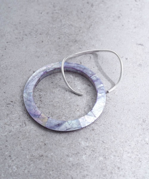 YECCA VECCA(イェッカヴェッカ)の「シェル×メタルセットバングル(バングル/リストバンド・レディース・ホワイト/パープル・FREE)」の2枚目の写真