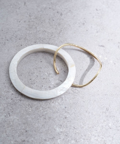 YECCA VECCA(イェッカヴェッカ)の「シェル×メタルセットバングル(バングル/リストバンド・レディース・ホワイト/パープル・FREE)」の1枚目の写真