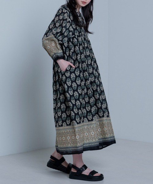 LUPILIEN（ルピリアン）の「Made in indiaダマスク柄プリント　ワンピース（ワンピース・レディース・ブラック/ネイビー/オフホワイト・FREE）」の2枚目の写真