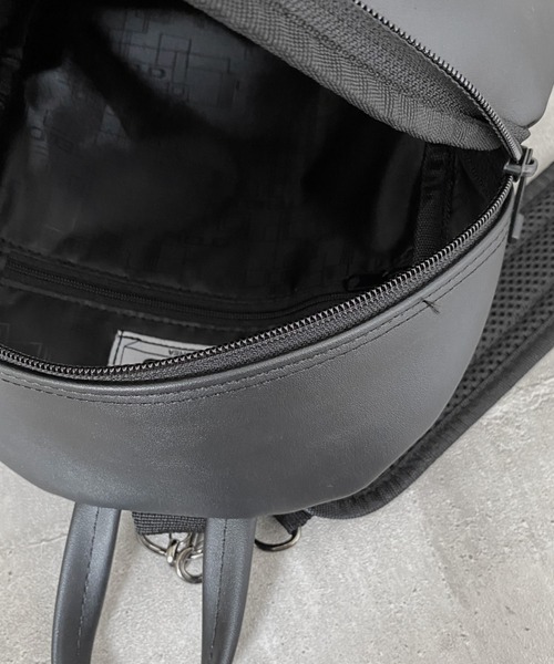 LVEU.(ラブユ.)の「2way faux leather mini ruck sack with pouch / 2way合皮ミニリュックポーチ付き(バックパック/リュック・レディース・ブラック・FREE)」の4枚目の写真