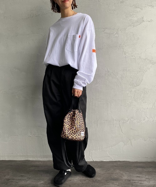 UNIVERSAL OVERALL（ユニバーサルオーバーオール）の「【FINEBOYS 11月号掲載】[UNIVERSAL OVERALL/ユニバーサルオーバーオール] 別注 ロングスリーブポケットTシャツ（Tシャツ/カットソー・レディース・ホワイト/ブラック/ブラウン/グリーン/グリーン系・S/M/L）」の6枚目の写真