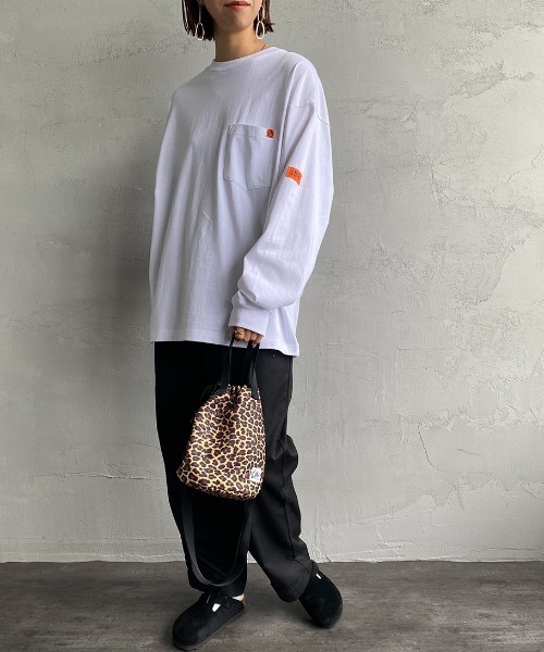 UNIVERSAL OVERALL（ユニバーサルオーバーオール）の「【FINEBOYS 11月号掲載】[UNIVERSAL OVERALL/ユニバーサルオーバーオール] 別注 ロングスリーブポケットTシャツ（Tシャツ/カットソー・レディース・ホワイト/ブラック/ブラウン/グリーン/グリーン系・S/M/L）」の21枚目の写真