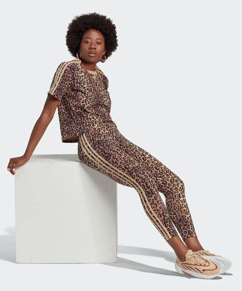 adidas(アディダス)の「総柄プリント Tシャツ / アディダスオリジナルス(Tシャツ/カットソー・レディース・ブラック・LARGE/MEDIUM/SMALL/X-LARGE/XX-LARGE/X-SMALL)」の2枚目の写真