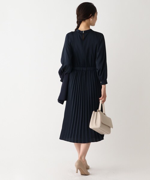 OPAQUE.CLIP（オペークドットクリップ）の「◆DELEGANT サテンプリーツワンピース【OPAQUE.CLIP NAVY】（ワンピース・レディース・ナチュラル/ネイビー・34/36/38/40/42）」の10枚目の写真