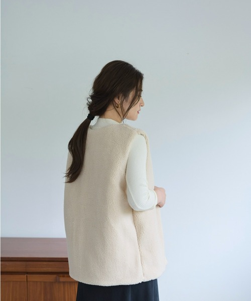 ECRIRE（エクリール）の「リバーシブルノーカラーボアベスト（ベスト・レディース・ベージュ/アイボリー・L/M）」の10枚目の写真