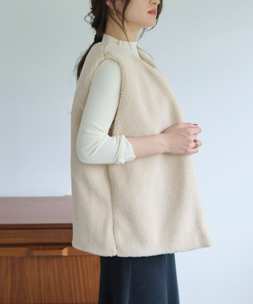 ECRIRE（エクリール）の「リバーシブルノーカラーボアベスト（ベスト・レディース・ベージュ/アイボリー・L/M）」の11枚目の写真