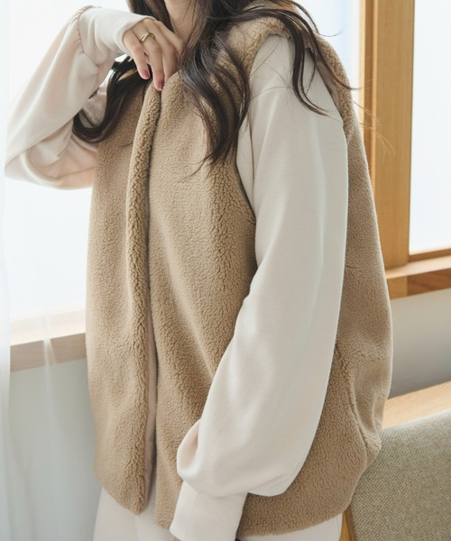 ECRIRE（エクリール）の「リバーシブルノーカラーボアベスト（ベスト・レディース・ベージュ/アイボリー・L/M）」の3枚目の写真