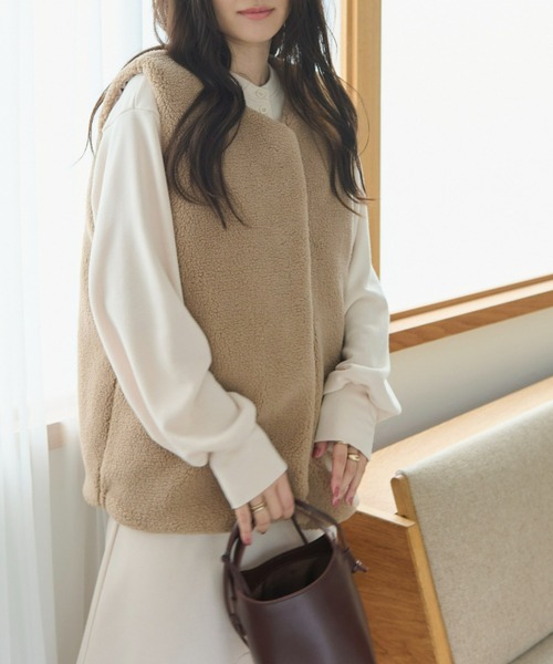 ECRIRE（エクリール）の「リバーシブルノーカラーボアベスト（ベスト・レディース・ベージュ/アイボリー・L/M）」の4枚目の写真