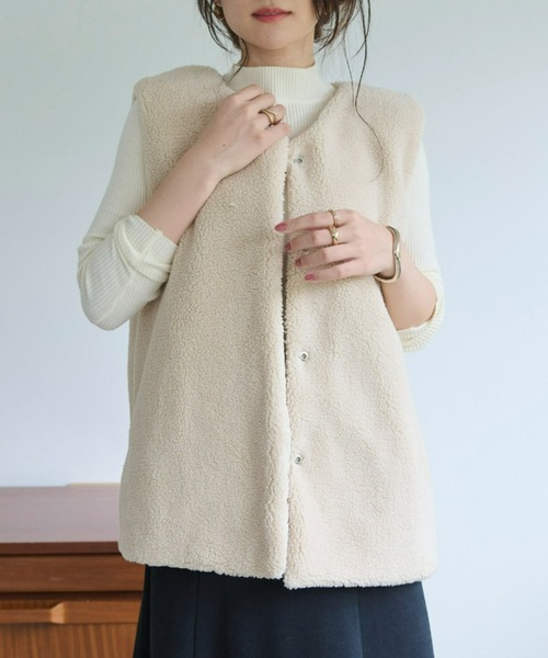 ECRIRE（エクリール）の「リバーシブルノーカラーボアベスト（ベスト・レディース・ベージュ/アイボリー・L/M）」の14枚目の写真